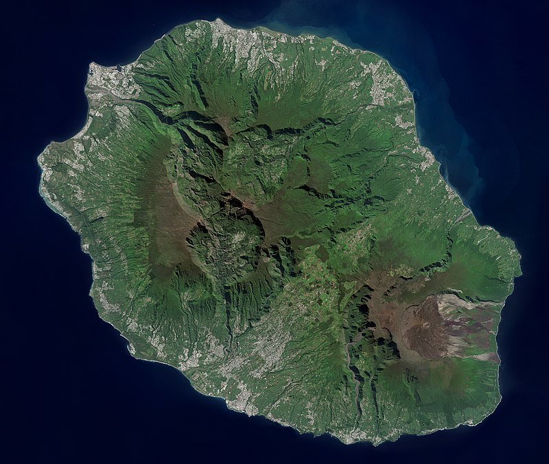 L'ile de la Reunion dans l'ocean indien, vue par le satellite Sentinel 2..